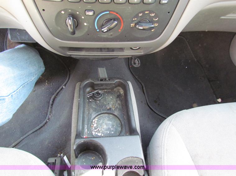 image for item E8041 2004 Ford Taurus LX