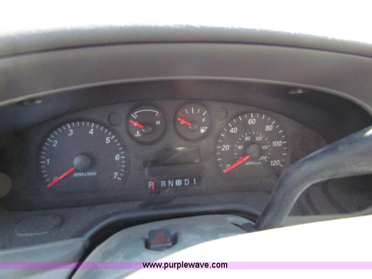 image for item E8041 2004 Ford Taurus LX