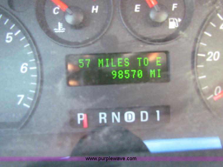 image for item E8041 2004 Ford Taurus LX