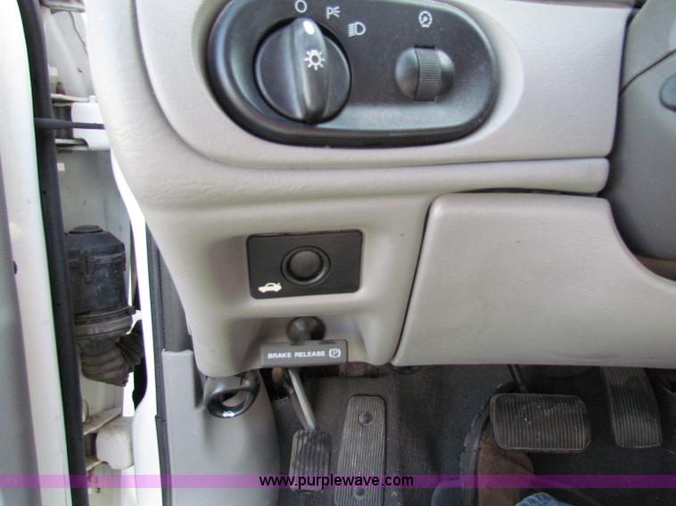 image for item E8041 2004 Ford Taurus LX