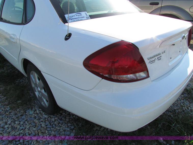 image for item E8041 2004 Ford Taurus LX