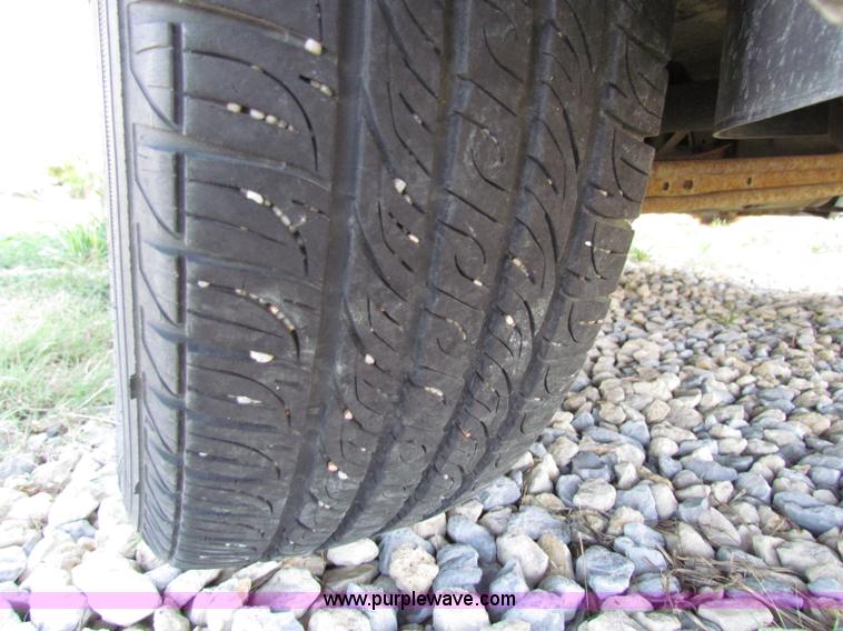 image for item E8041 2004 Ford Taurus LX