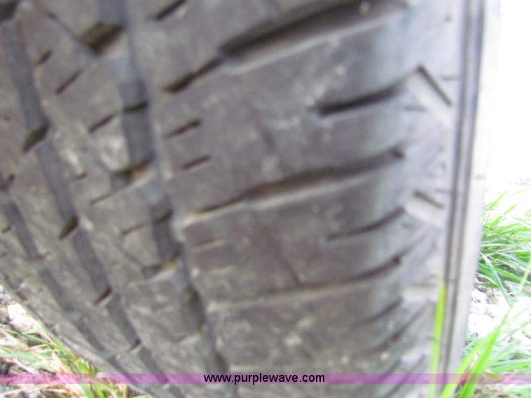 image for item E8041 2004 Ford Taurus LX