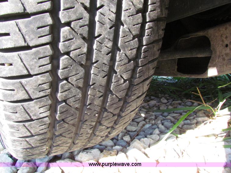 image for item E8041 2004 Ford Taurus LX