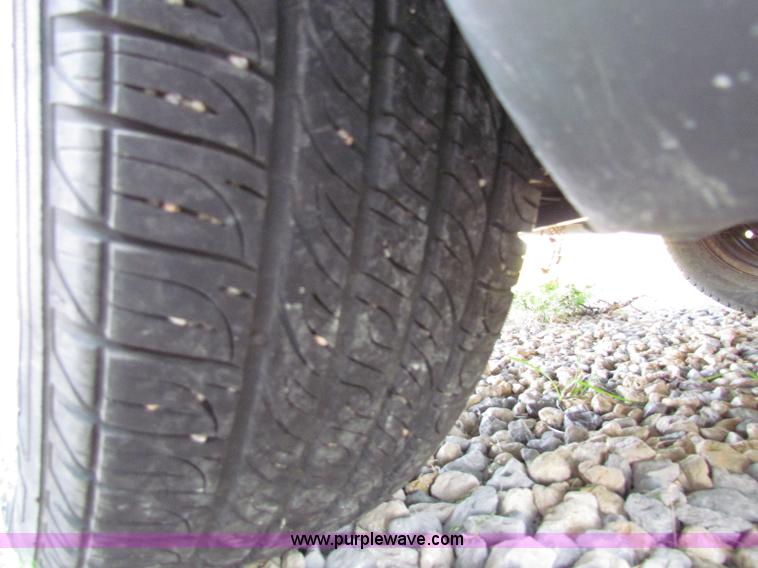 image for item E8041 2004 Ford Taurus LX