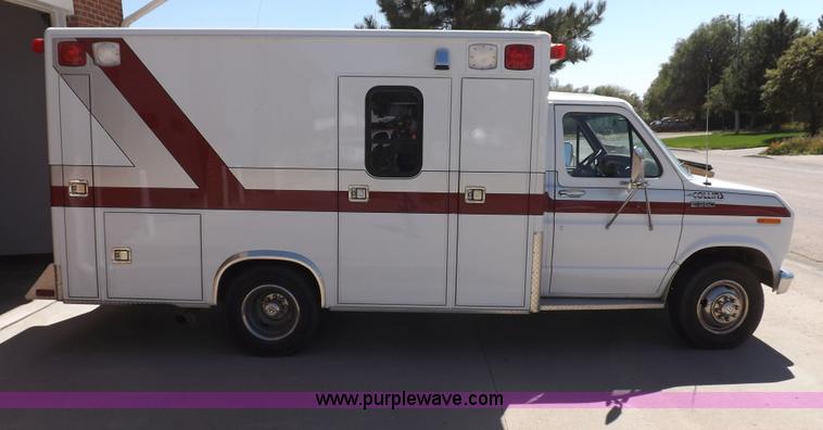 image for item F6021 1991 Ford E350 ambulance