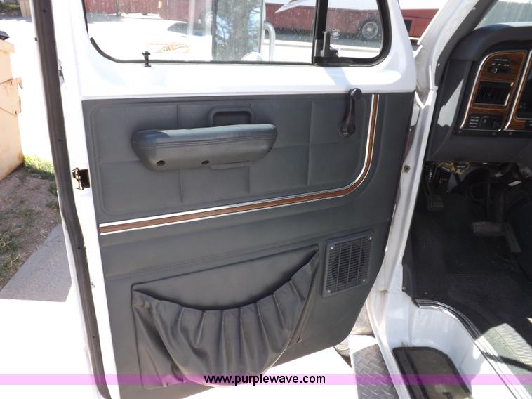 image for item F6021 1991 Ford E350 ambulance