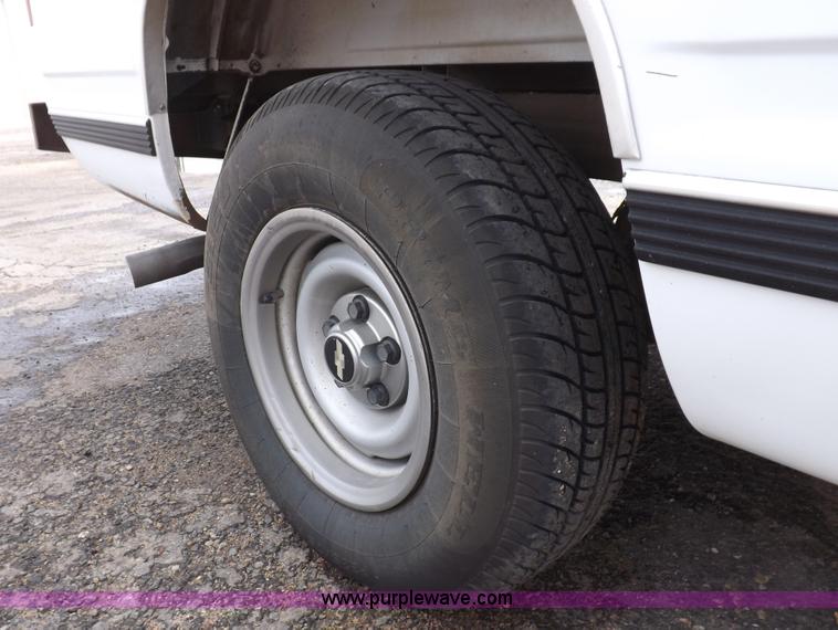 image for item F6025 1997 Chevrolet Silverado 1500 extended cab pickup truck