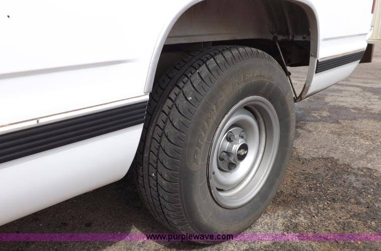 image for item F6025 1997 Chevrolet Silverado 1500 extended cab pickup truck