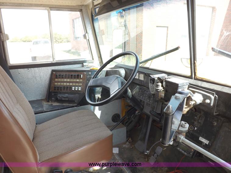 image for item F6028 1995 International Navistar 3800 school bus