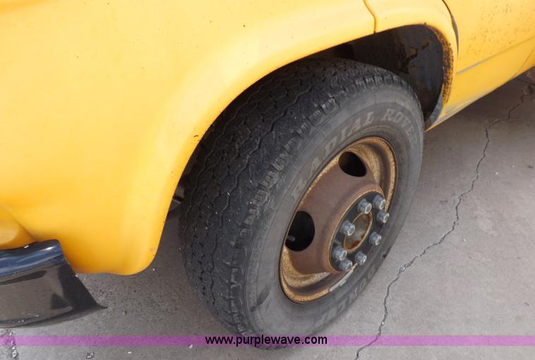 image for item F6031 1993 GMC G3500 Vandura school bus