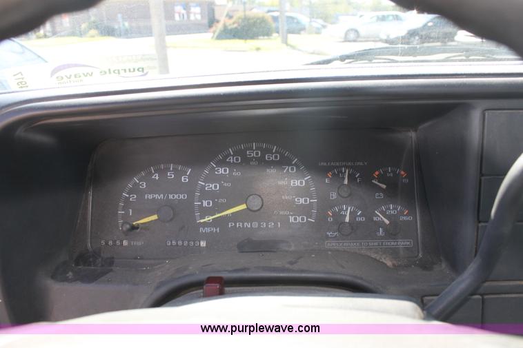 image for item G4917 1997 Chevrolet Suburban 1500 SUV