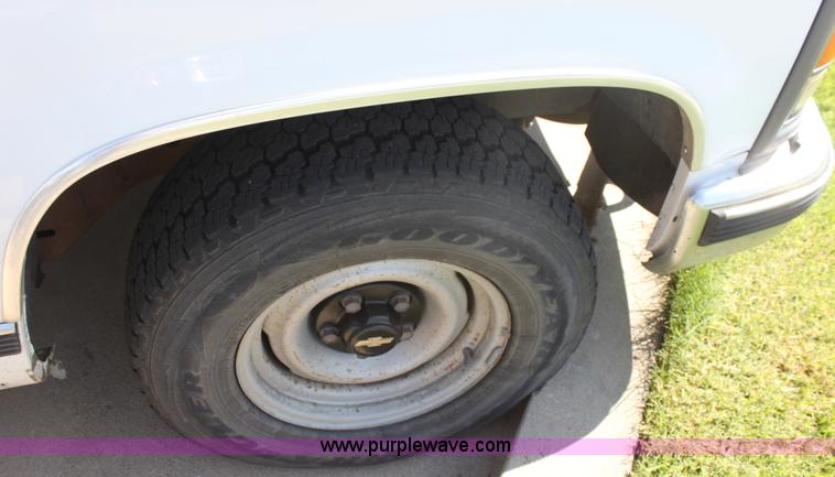 image for item G4917 1997 Chevrolet Suburban 1500 SUV