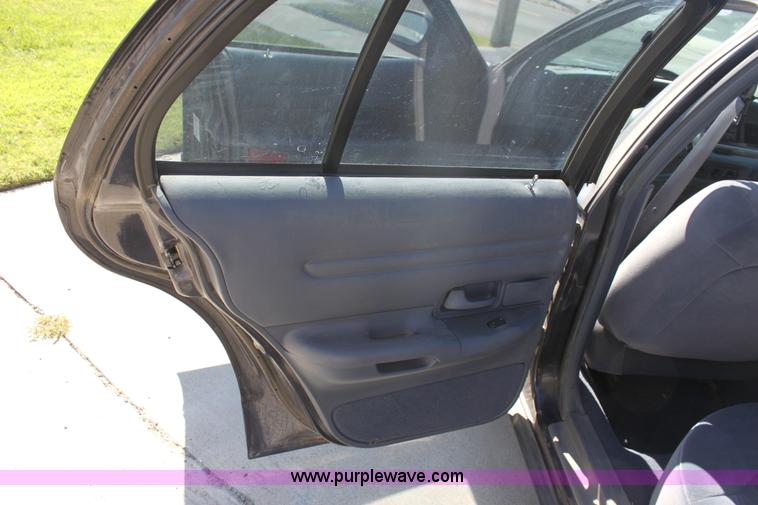 image for item G4918 1999 Ford Crown Victoria