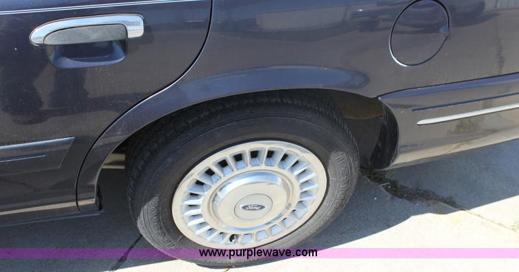 image for item G4918 1999 Ford Crown Victoria