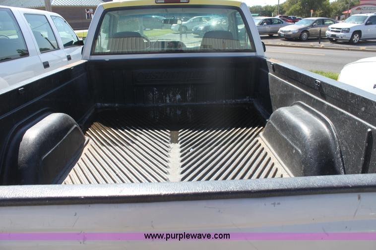 image for item G4920 1995 GMC C1500 SL pickup truck