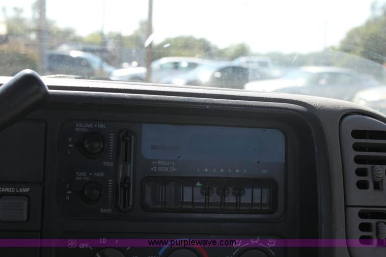 image for item G4920 1995 GMC C1500 SL pickup truck