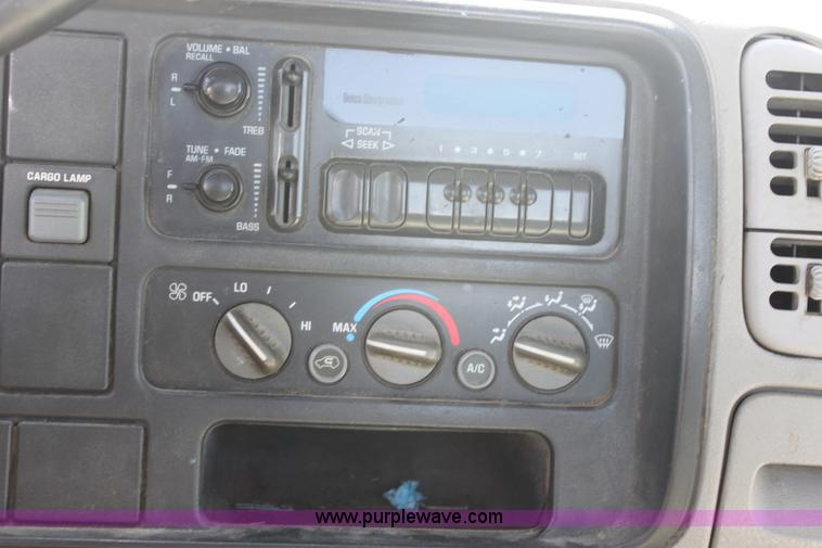 image for item G4920 1995 GMC C1500 SL pickup truck