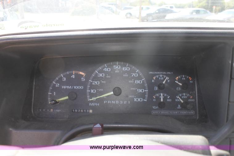 image for item G4920 1995 GMC C1500 SL pickup truck