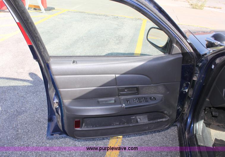 image for item G4927 2004 Ford Crown Victoria Police Interceptor