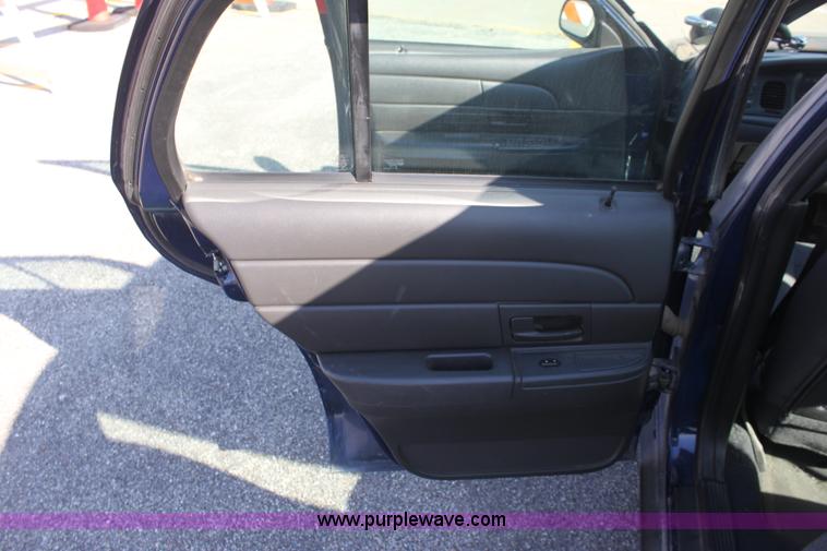 image for item G4927 2004 Ford Crown Victoria Police Interceptor