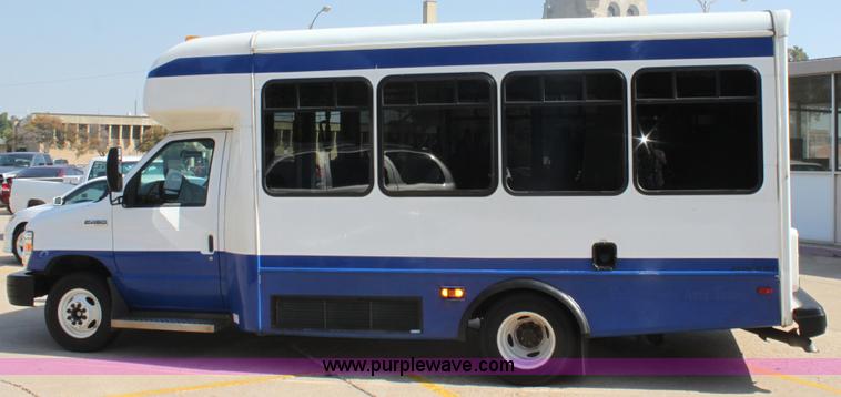image for item G4935 2008 Ford E450 Super Duty transit bus