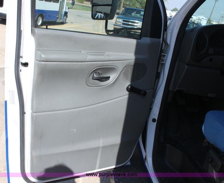 image for item G4935 2008 Ford E450 Super Duty transit bus
