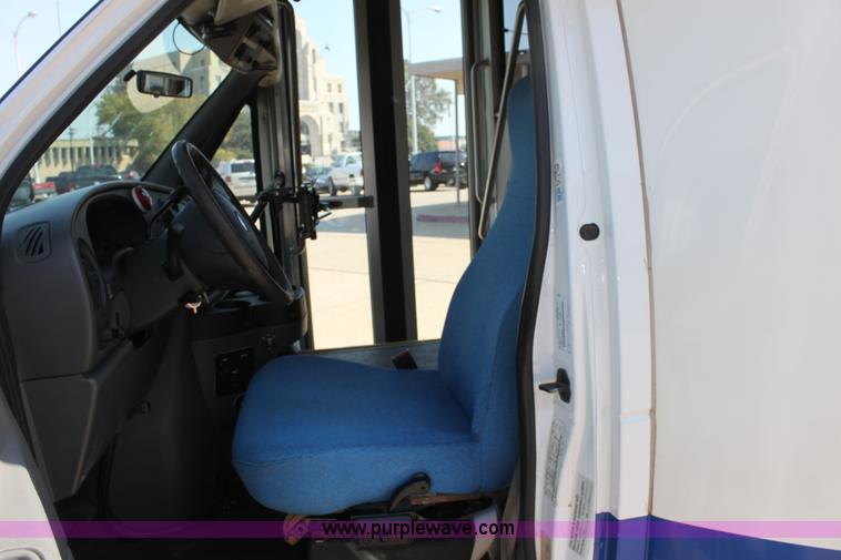 image for item G4935 2008 Ford E450 Super Duty transit bus
