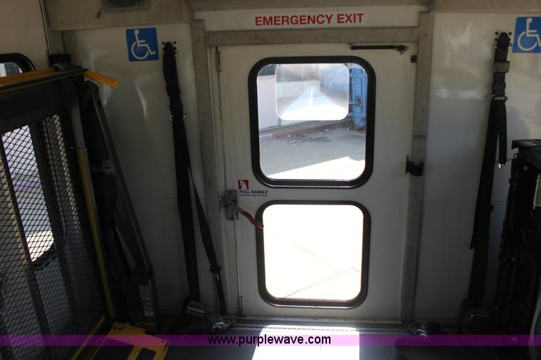 image for item G4935 2008 Ford E450 Super Duty transit bus