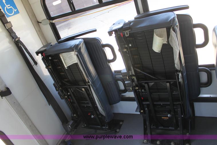 image for item G4935 2008 Ford E450 Super Duty transit bus