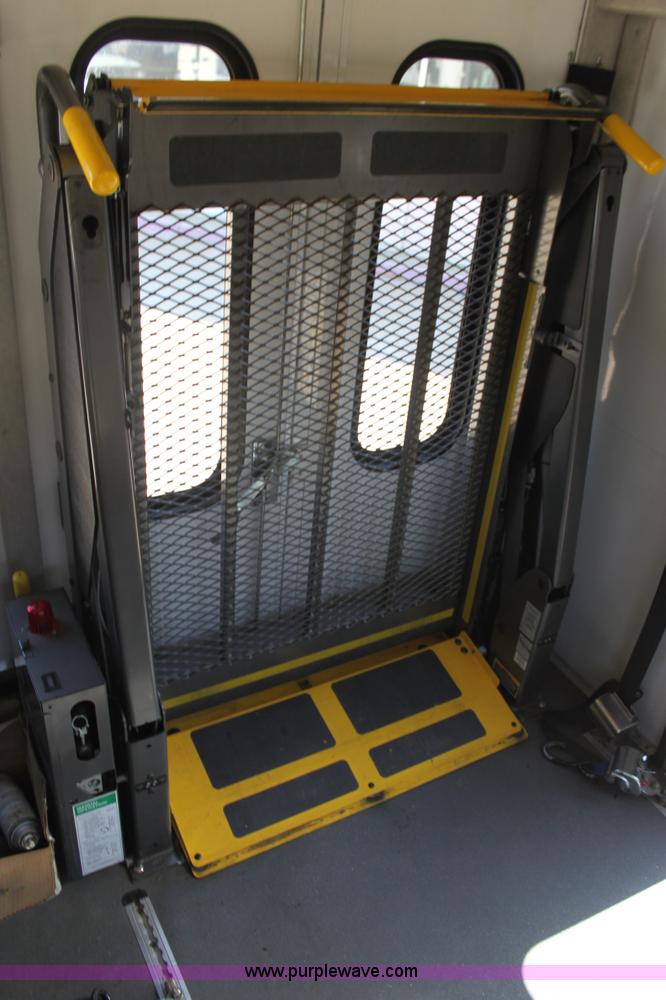 image for item G4935 2008 Ford E450 Super Duty transit bus