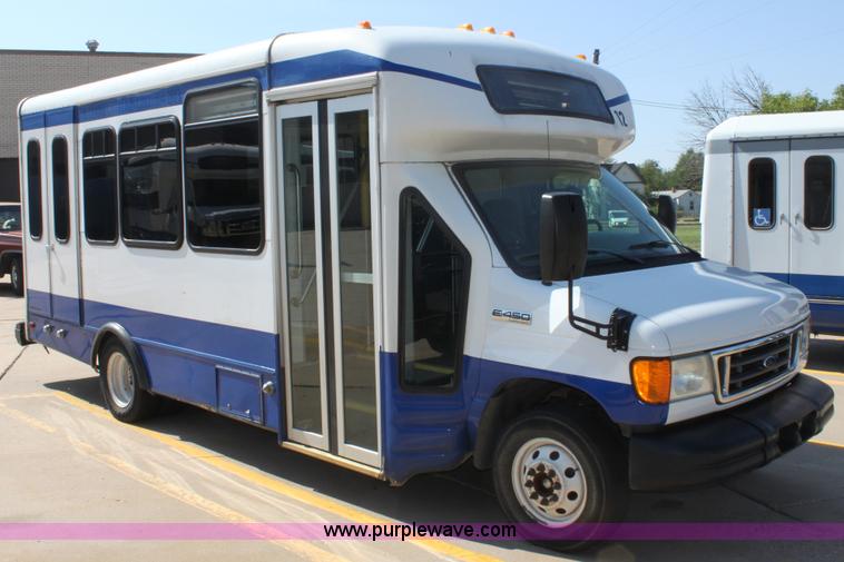 image for item G4936 2007 Ford E450 Super Duty transit bus