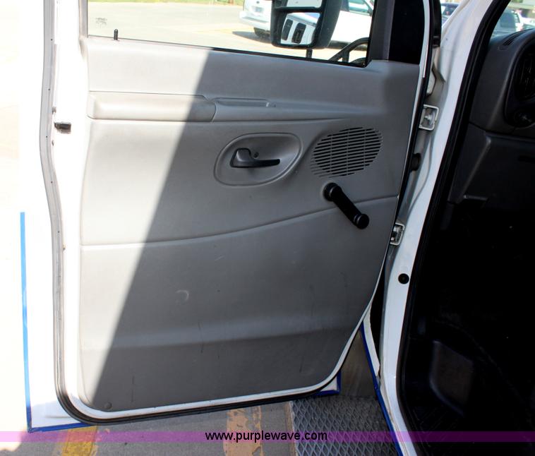 image for item G4936 2007 Ford E450 Super Duty transit bus