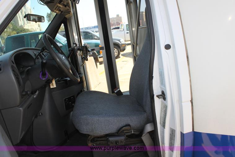 image for item G4936 2007 Ford E450 Super Duty transit bus