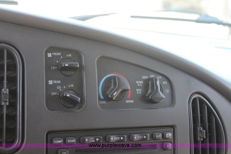 image for item G4936 2007 Ford E450 Super Duty transit bus