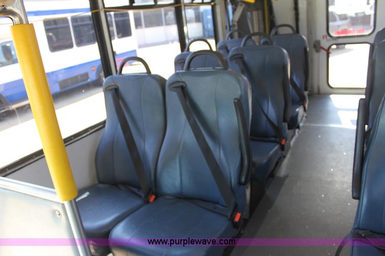 image for item G4936 2007 Ford E450 Super Duty transit bus