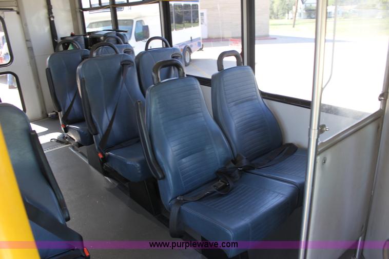 image for item G4936 2007 Ford E450 Super Duty transit bus