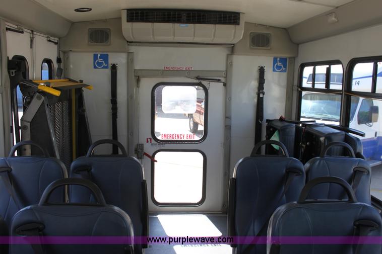 image for item G4936 2007 Ford E450 Super Duty transit bus