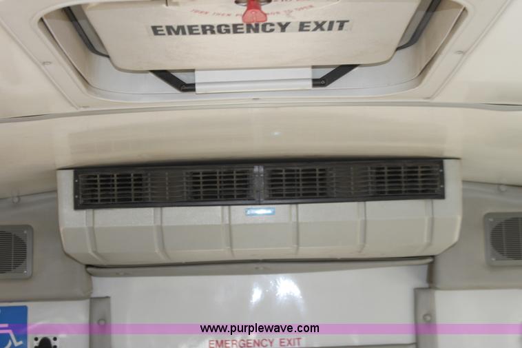 image for item G4936 2007 Ford E450 Super Duty transit bus