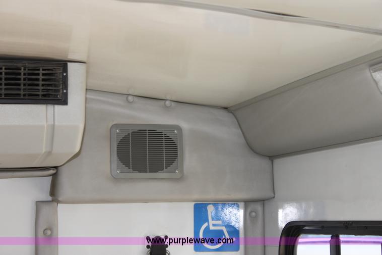 image for item G4936 2007 Ford E450 Super Duty transit bus