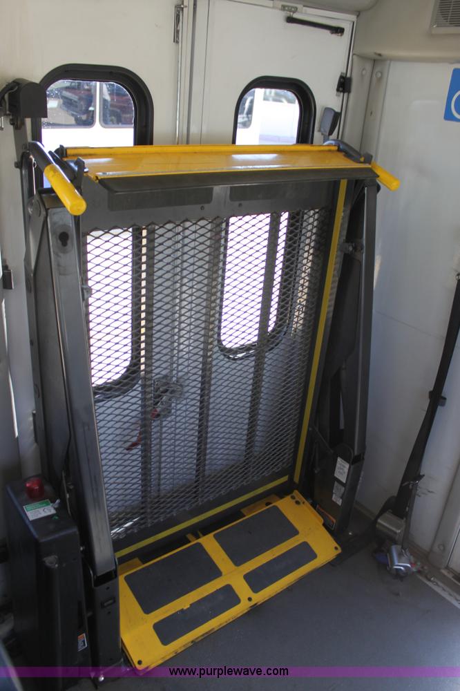 image for item G4936 2007 Ford E450 Super Duty transit bus