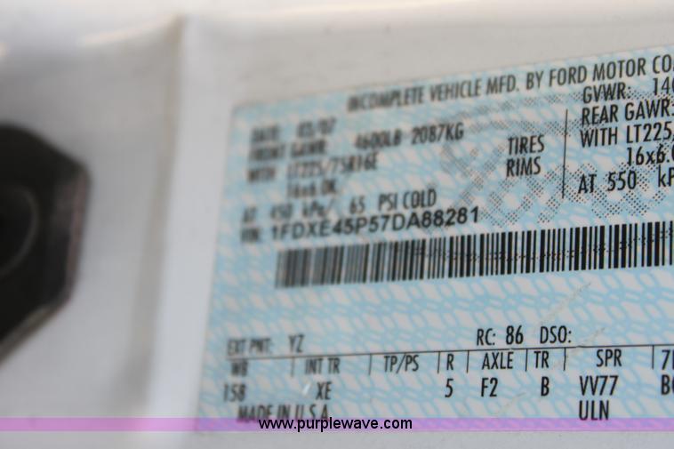 image for item G4936 2007 Ford E450 Super Duty transit bus