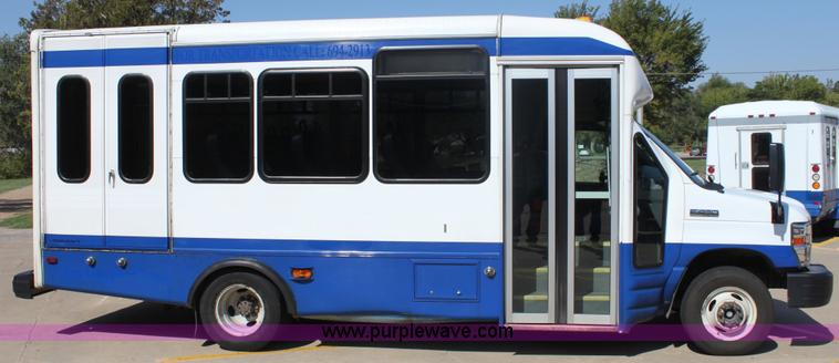 image for item G4937 2008 Ford E450 Super Duty transit bus