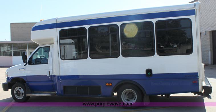 image for item G4937 2008 Ford E450 Super Duty transit bus