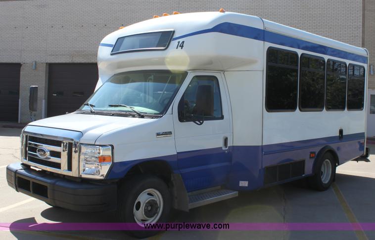 image for item G4937 2008 Ford E450 Super Duty transit bus
