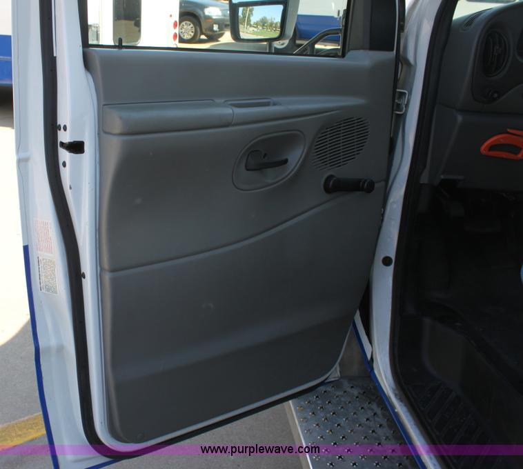 image for item G4937 2008 Ford E450 Super Duty transit bus