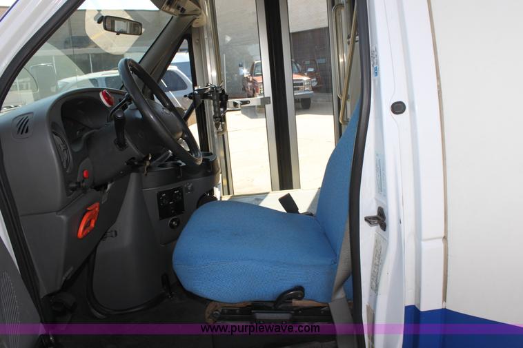image for item G4937 2008 Ford E450 Super Duty transit bus
