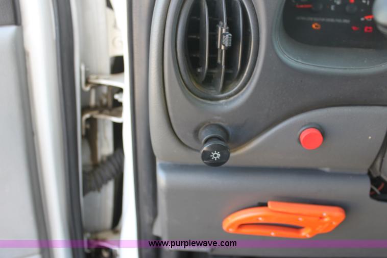 image for item G4937 2008 Ford E450 Super Duty transit bus