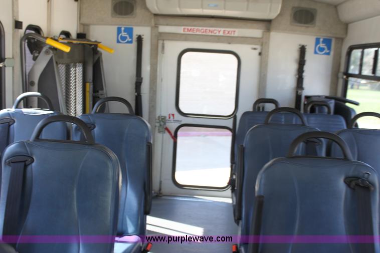 image for item G4937 2008 Ford E450 Super Duty transit bus