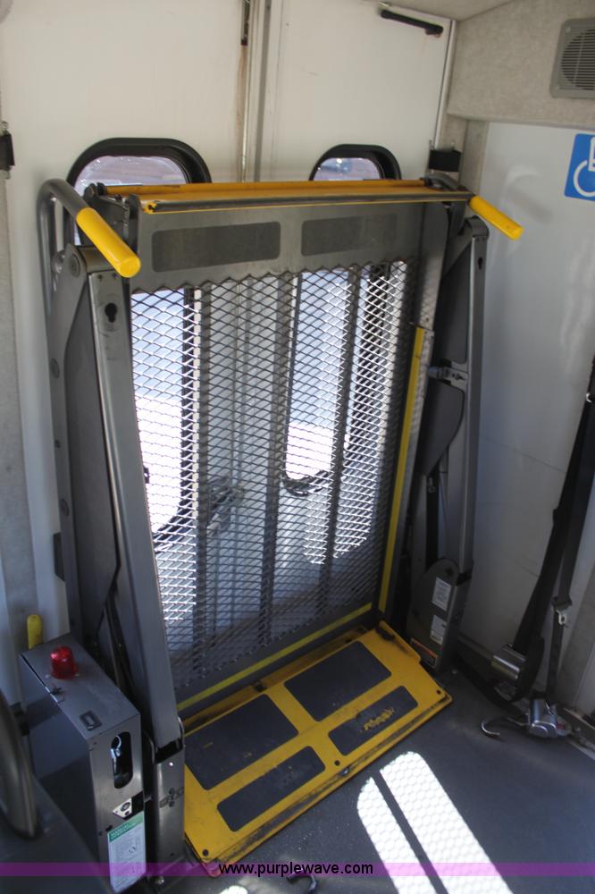 image for item G4937 2008 Ford E450 Super Duty transit bus